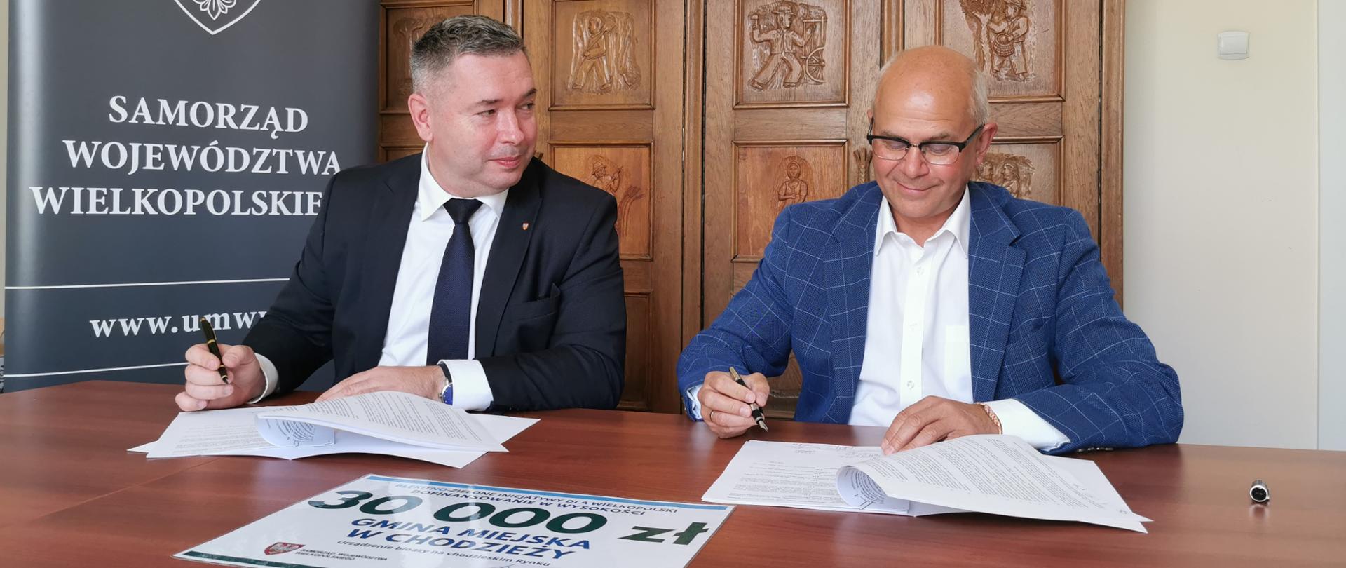 Jacek Bogusławski i Jacek Gursz podpisują umowę na "Urządzenie biooazy na chodzieskim Rynku"