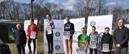 Hania Bura na podium w towarzystwie innych sportowców 