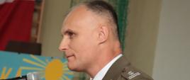Przemawia przedstawiciel Wojskowego Centrum Rekrutacji w Bielsku Podlaskim 