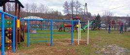 Nowe elementy na placu zabaw 