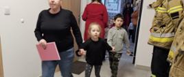 Dzieci w trakcie ewakuacji są wyprowadzane z sali