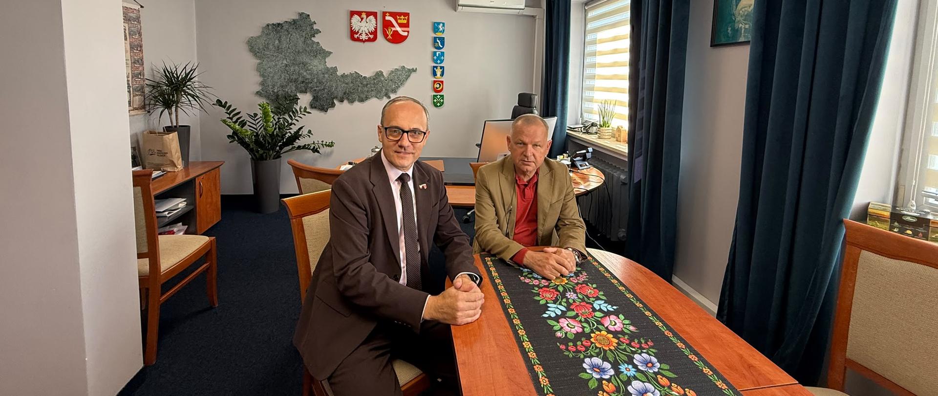 Starosta Dąbrowski i Starosta Powiatu Proszowickiego podczas spotkania