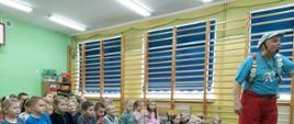 Uczniowie i dzieci z oddziału przedszkolnego z zainteresowaniem oglądają przedstawienie pt" Koziołek Matołek" Teatru Art Concept z Radomia.
