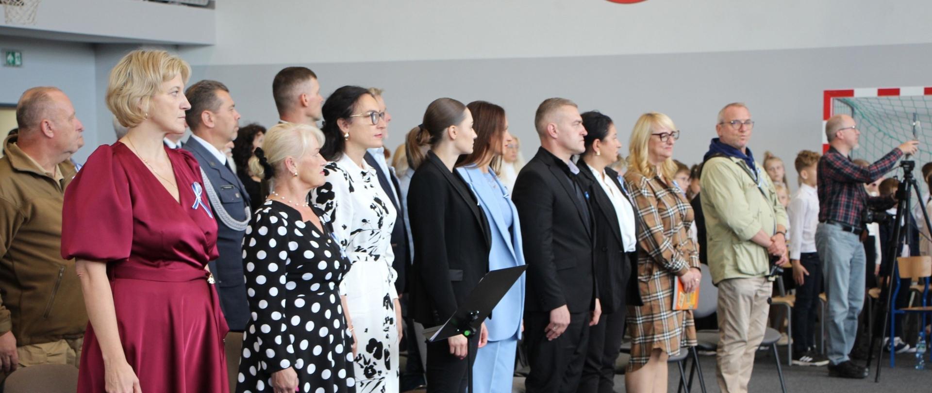 na zdjęciu znajdują się uczestnicy uroczystego apelu podczas Święta Szkoły Podstawowej w Rutkach