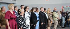 na zdjęciu znajdują się uczestnicy uroczystego apelu podczas Święta Szkoły Podstawowej w Rutkach