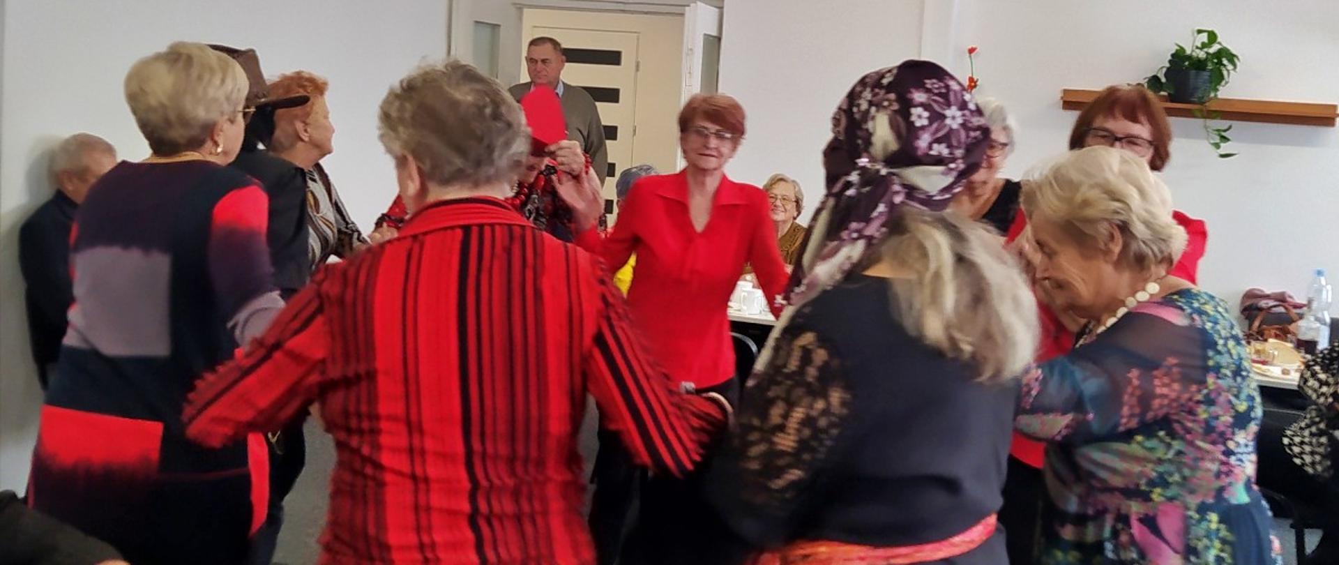 seniorzy podczas zabawy andrzejkowej