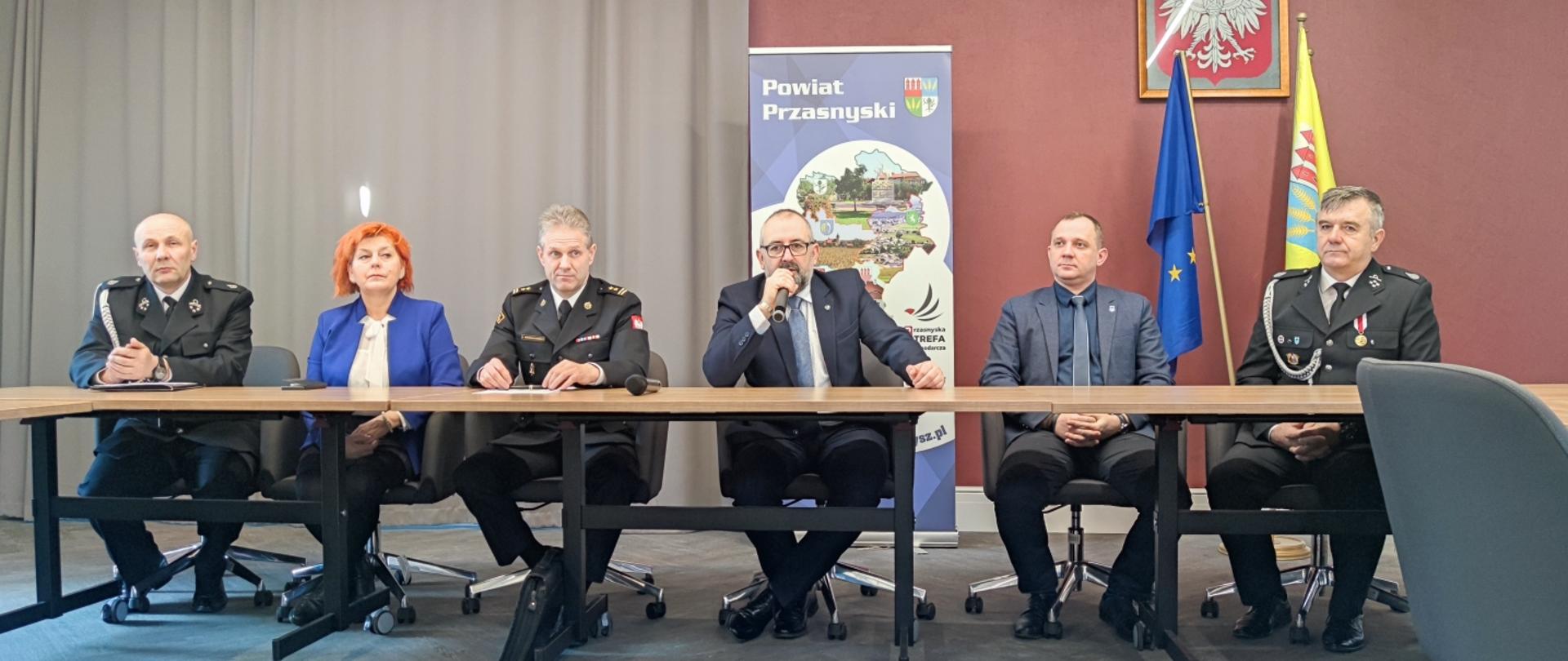 Na zdjęciu od lewej: prezes OSP Mchowo, wójt gminy Przasnysz, zastępca komendanta powiatowego PSP w Przasnyszu, starosta przasnyski, wójt gminy Krasne, prezes OSP Krasne