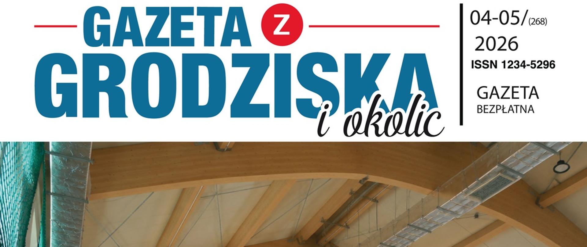 zdjęcie sali sportowej., brązowy parkiet wysokie białe ściany i duże okna , czerwone litery szkoła podstawowa w opaleniskach zyskała nową halę sportową 