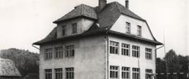 Szkoła Podstawowa w Piekiełku i boisko, 1971