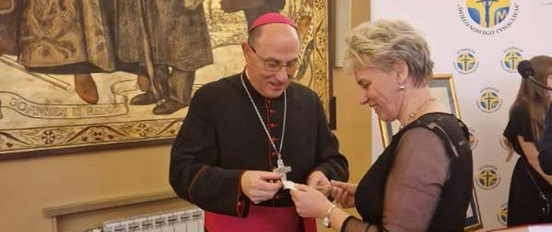 Pani Wójt dzieli się opłatkiem z Prymasem Polski abp Wojciechem Polakiem
