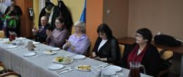 Uczestnicy spotkania siedzą za stołem