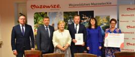 Sześcioro ludzi stoi wprost