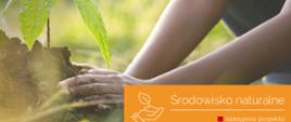 Zdjęcie osoby sadzącej drzewko oraz tekst: środowisko naturalne - kategoria projektu, www.wzmocnijotoczenie.pl