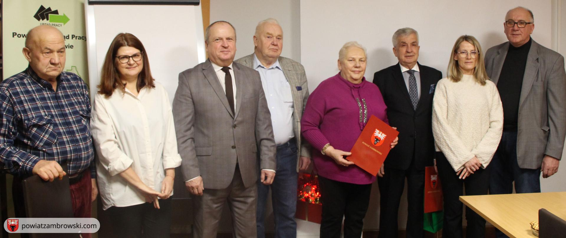 Na zdjęciu znajdują się osoby biorące udział w spotkaniu (8 osób). 