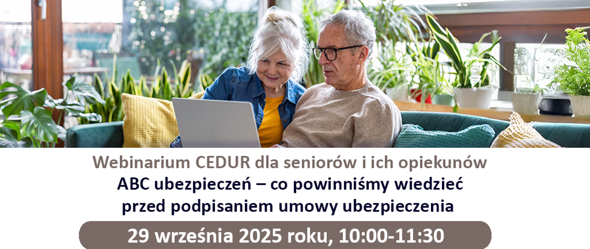 dwoje starszych ludzi siedzi na kanapie przy laptopie