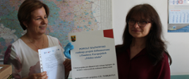 Naczelnik Wydziału SO Nina Łukasik wręcza protokół odbioru Dyrektor Zespołu Szkół Zawodowych