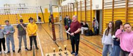 Dekoracja - młodzi sportowcy odbierają gratulacje