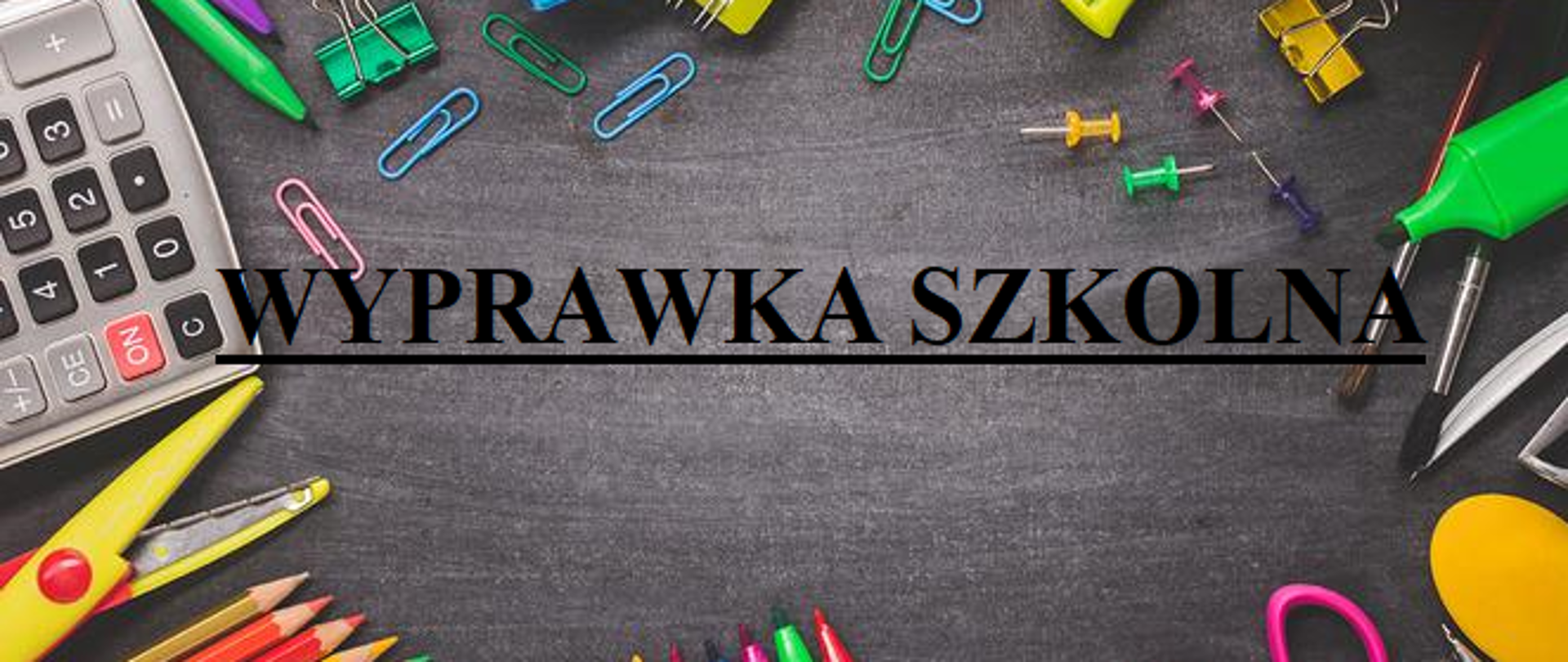 Przybory szkolne: kalkulator, żółte nożyczki, kolorowe kredki, spinacze, temperówki, flamastry. W środku napis Wyprawka szkolna