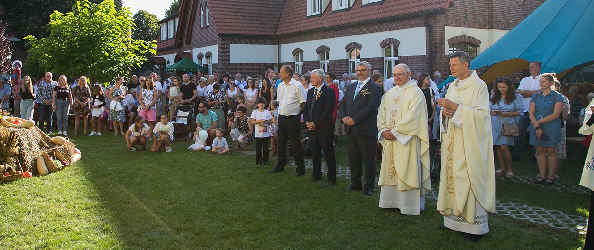 Władze gminy, księża oraz mieszkańcy Kobióra podczas festynu dożynkowego