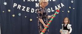 Pasowanie na przedszkolaka z udziałem dzieci i Pani Dyrektor.
