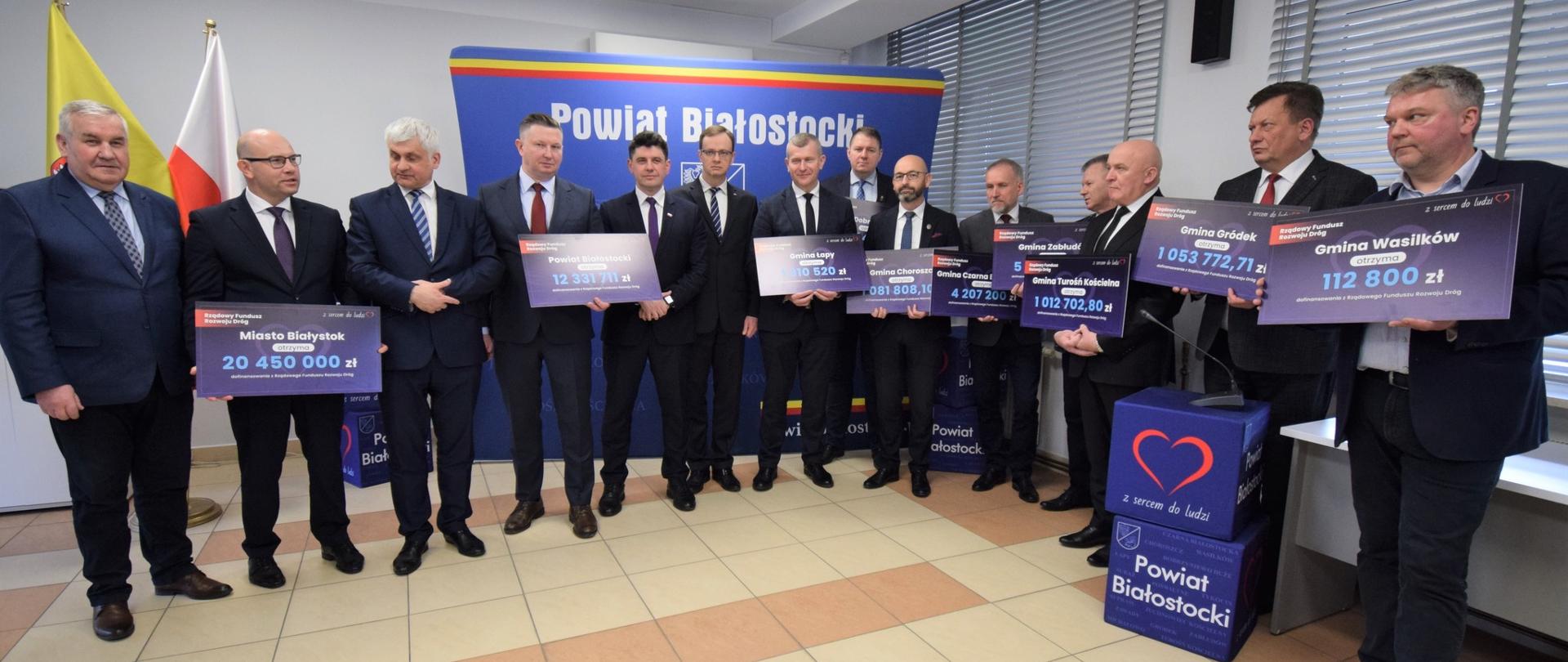 Wspólne zdjęcie na zakończenie wręczenia promes z Rządowego Funduszu Rozwoju Dróg