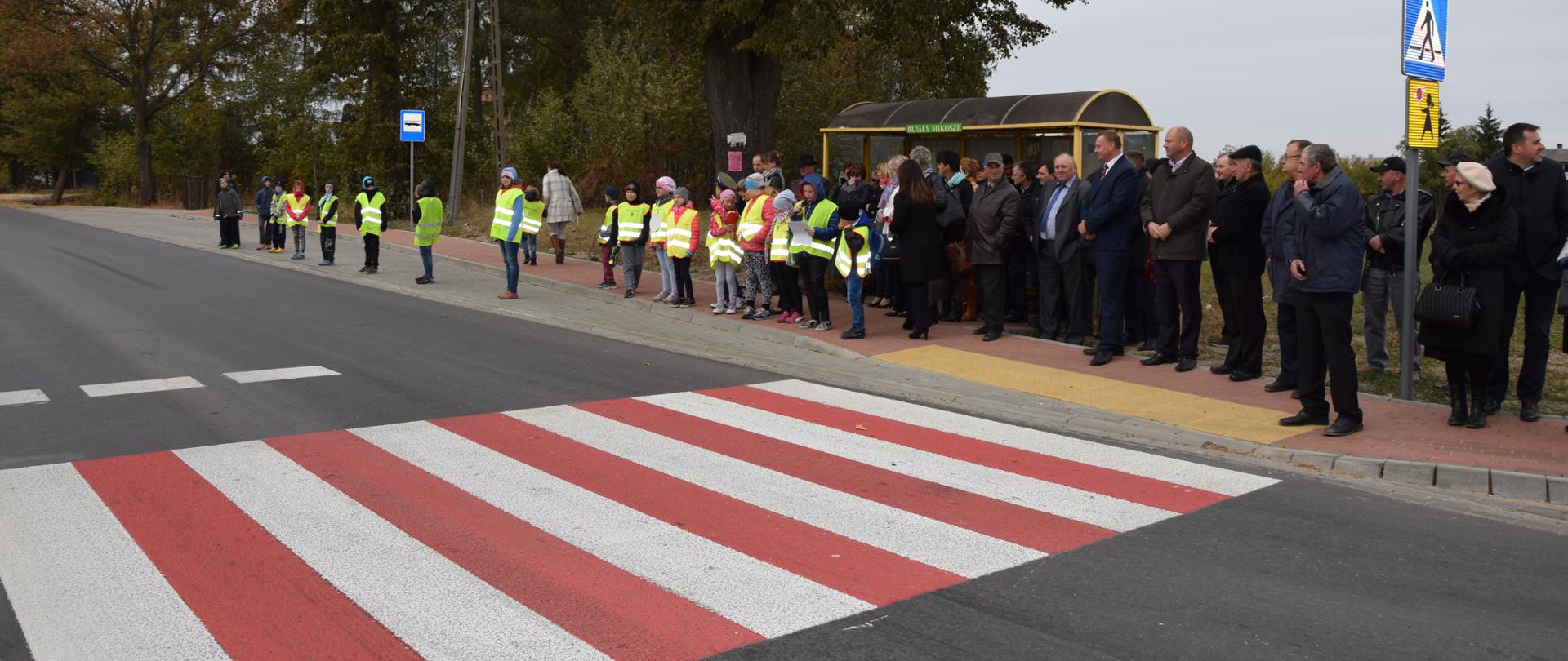 Przebudowa drogi powiatowej na odcinku Bujały Gniewosze – Morszków. Zadanie wykonano w ramach „Narodowego Programu Przebudowy Dróg Lokalnych”. Koszt zadania wyniósł około 2 mln zł. Środki finansowe z budżetu Wojewody Mazowieckiego stanowią 50% wartości. Pozostałe 50% kosztów w równych częściach pokrył Powiat Sokołowski i Gmina Jabłonna Lacka w kwocie – 498 032zł. Zakres prac obejmował wykonanie nawierzchni o dł. 3 242km, obustronne pobocza, chodnik z kostki brukowej zatoki autobusowe.