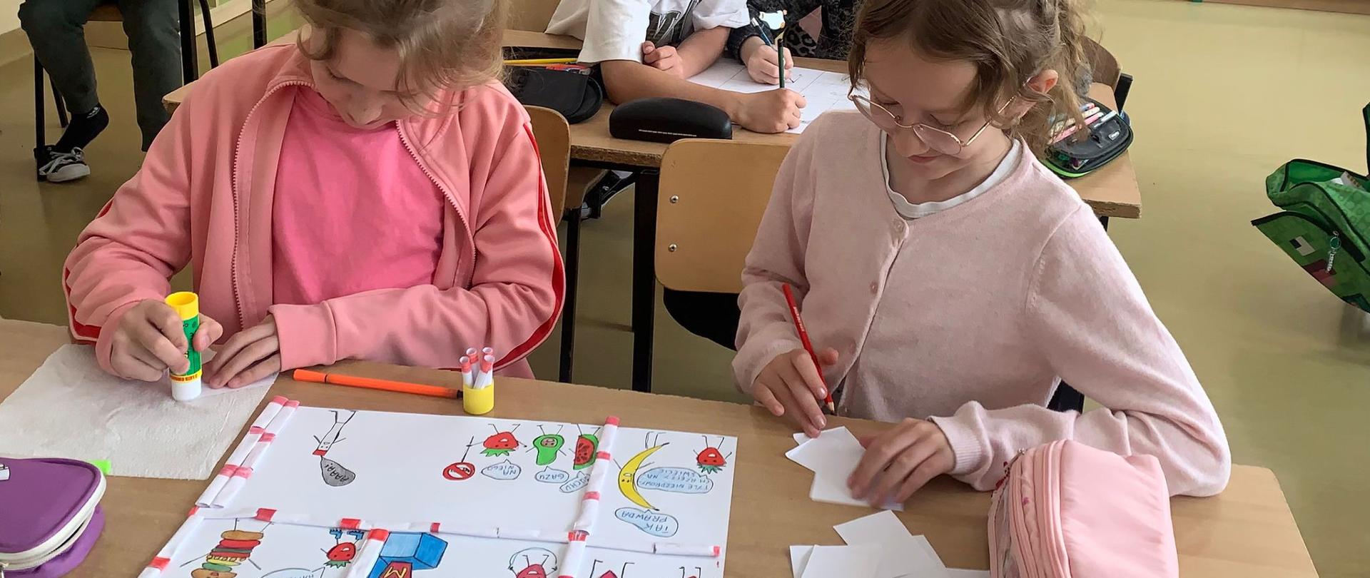 Uczniowie klasy III B w trakcie pracy nad komiksem.