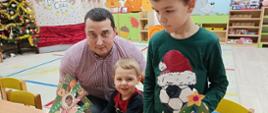 Rodzice wraz dziećmi prezentują efekty prac