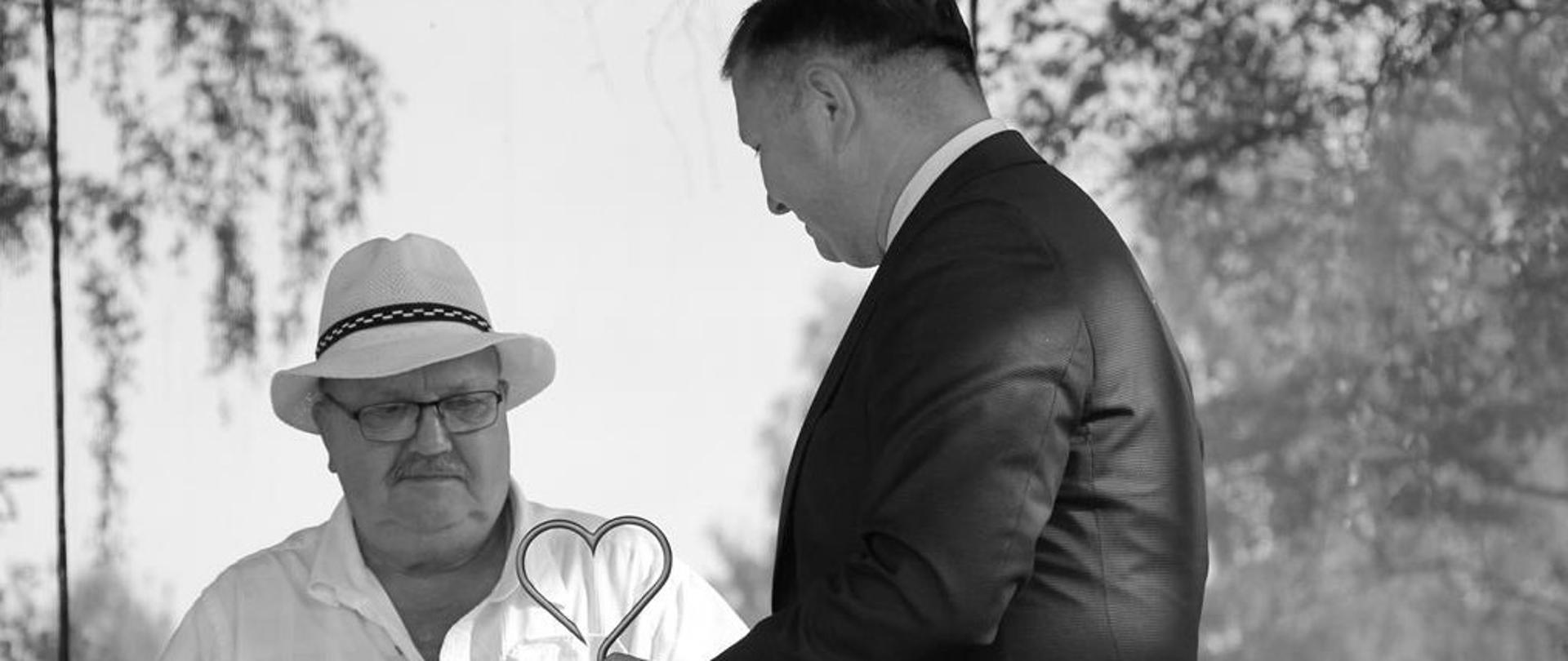 wręczanie nagrody przez Starostę