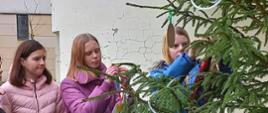 uczniowie ustroili choinkę własnoręcznie wykonanymi ozdobami