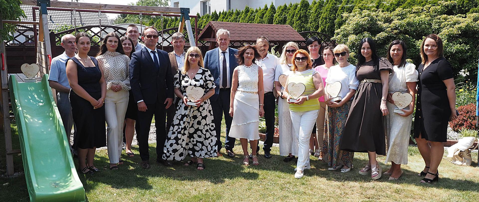 Otwarcie nowej siedziby Placówki Opiekuńczo-Wychowawczej Typu Rodzinnego nr 1 w Bielsku Podlaskim - przedstawiciele władz Powiatu Bielskiego, Powiatowego Centrum Pomocy Rodzinie oraz dyrektor i pracownicy Placówki