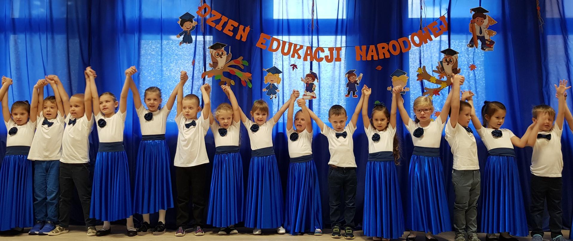 Dzieci w strojach galowych 