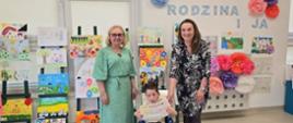 Pani Dyrektor wraz z nauczycielką i nagrodzonymi przedszkolakami, pozują do zdjęcia
