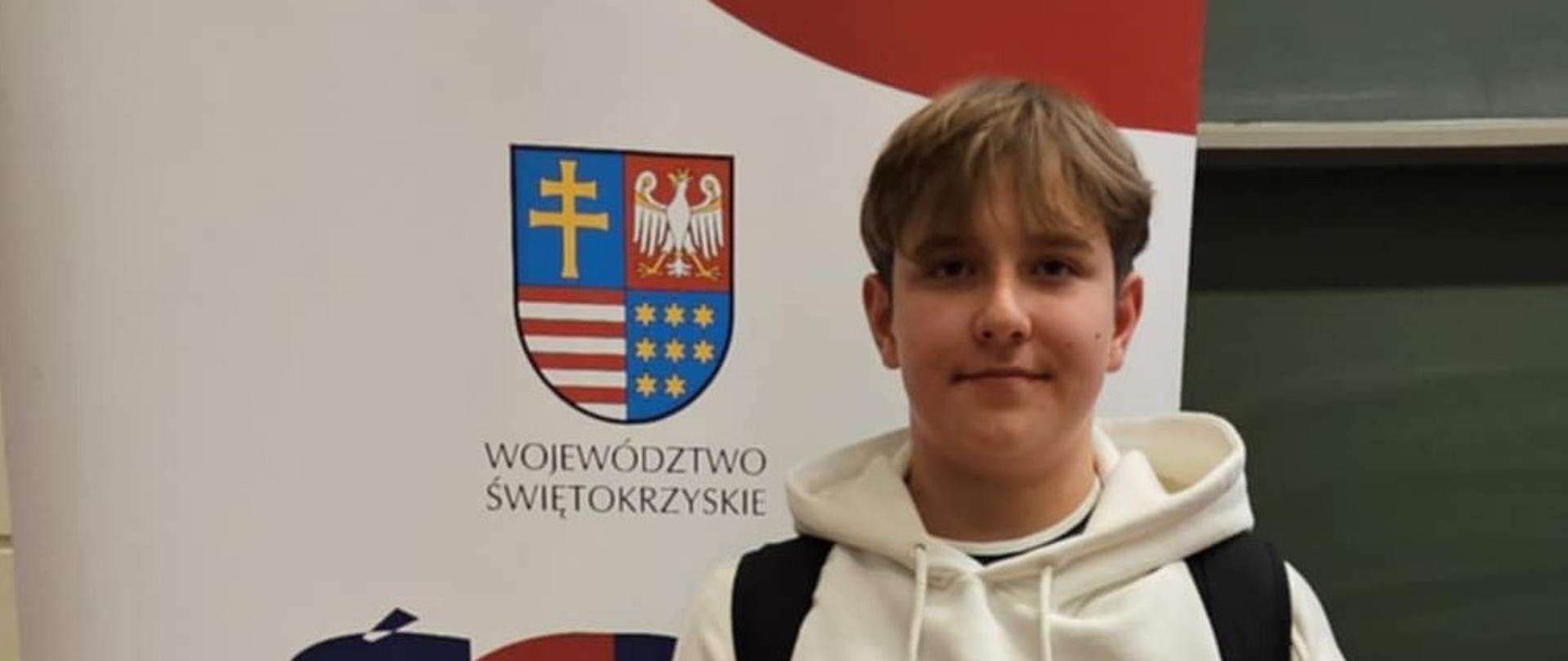 chłopiec z dyplomem