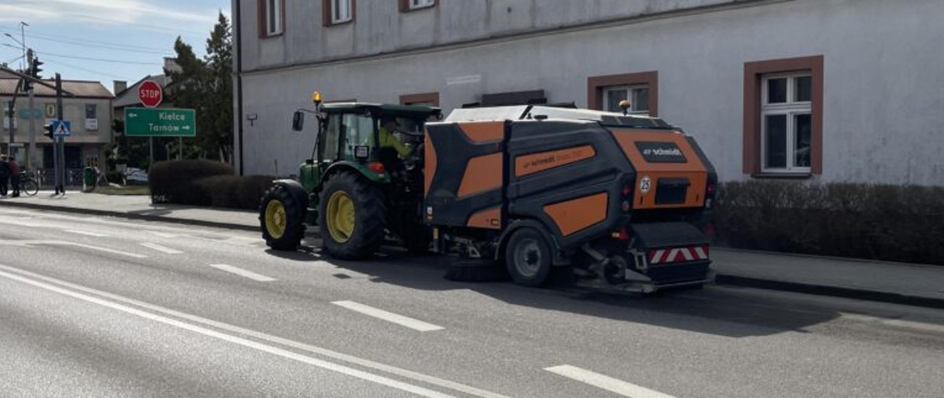 Sprzęt Zarządu Drogowego podczas prac związanych z czyszczeniem ulicy