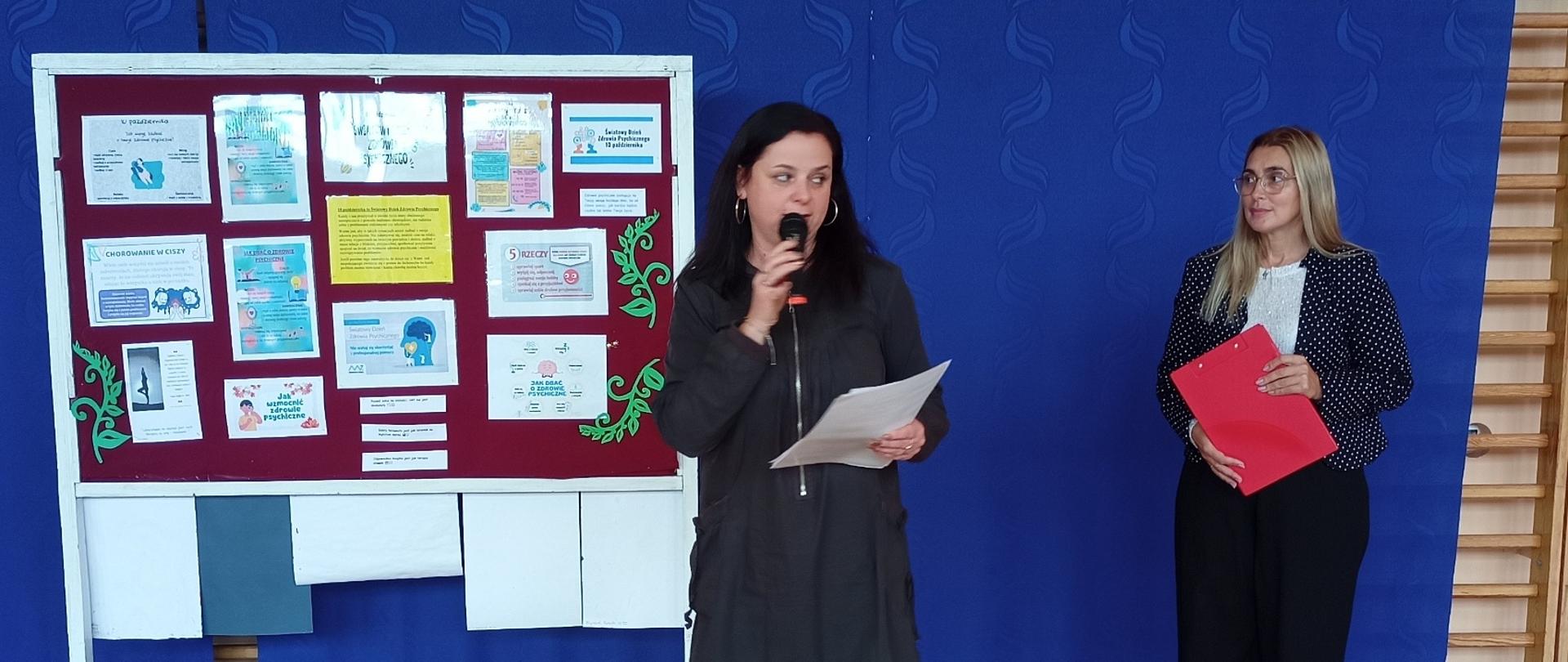 Pedagog i psycholog wygłaszają do mikrofonu pogadanki, po lewej stronie gazetka na temat zdrowia psychicznego