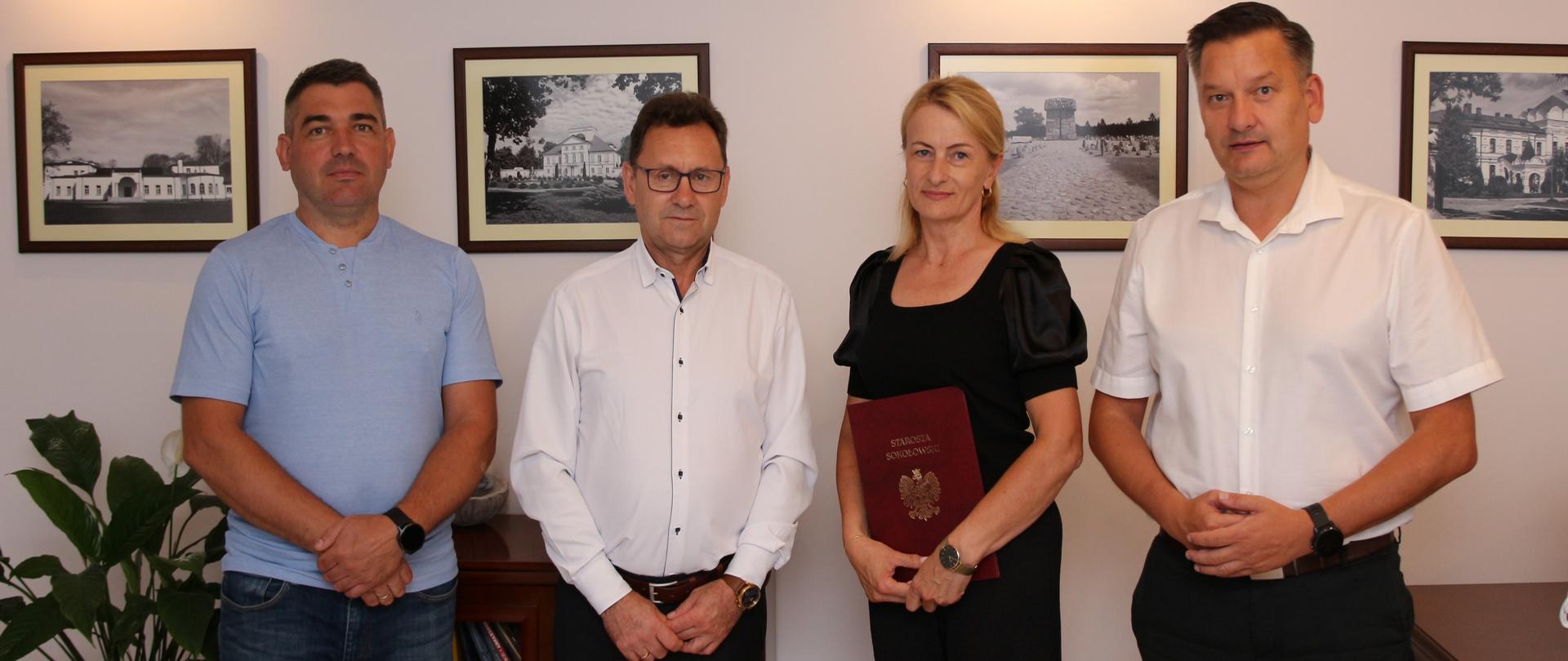Zdjęcie grupowe w gabinecie starosty. Na fotografii osoby przedstawiciel wykonawcy, starosta sokołowski oraz wicestarosta.