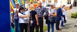 Festyn Profilaktyczno Zdrowotny w ogrodach przasnyskiego szpitala. Zdjęcie przedstawia uczestników Festynu dokonujących pomiaru wzrostu i masy ciała przy stanowisku Państwowej Szkoły Zawodowej imienia Ignacego Mościckiego w Ciechanowie.