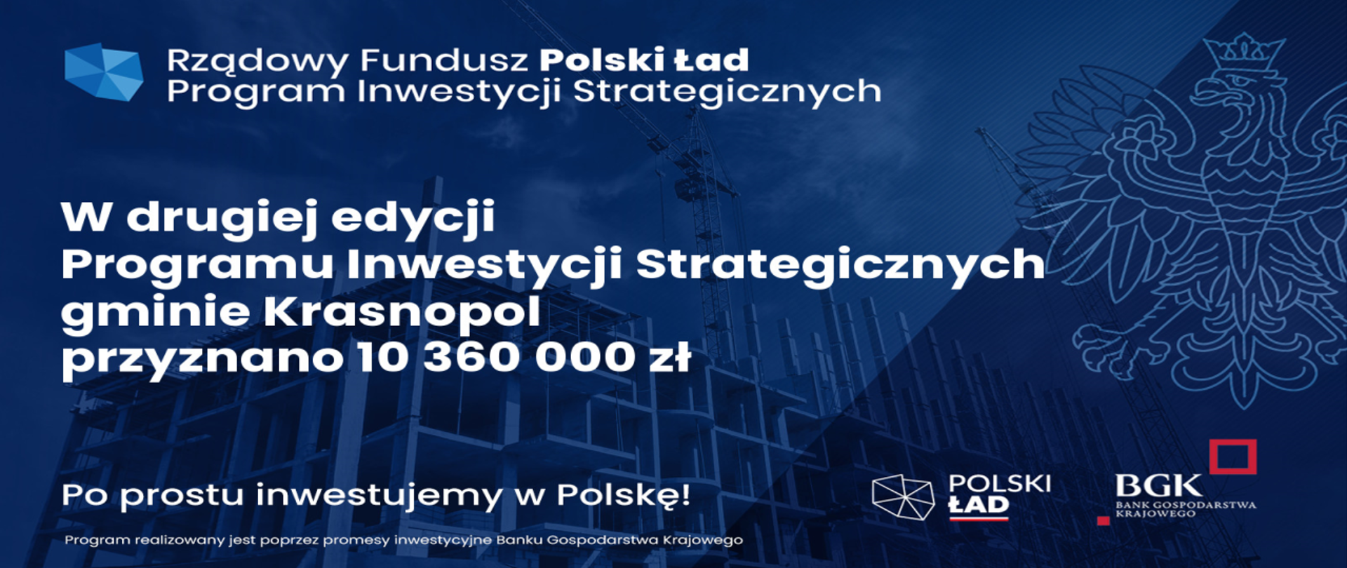 Białe napisy na granatowym tle przedstawiającym powstawanie budynku. U góry napis Rządowy Fundusz Polski Ład Program Inwestycji Strategicznych Po środku napis:wq drugiej edycji Prohgramu inwestycji Strategicznych gminie Krasnopol przyznano 10 360 000,00, poniżej napis: Po prostu inwestujemy w Polskę!, Program realizowany jest poprzez promesy inwestycyjne Banku Gospodarstwa Krajowego. U dołu w prawym rogu logo Polskiego ładu oraz logo Banku Gospodarstwa Domowego. 