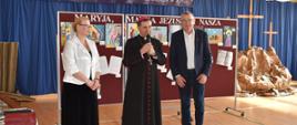 Od lewej: Dyrektor Szkoły Podstawowej w Domanowie - Pani Ewa Zawadzka, Biskup Diecezji Drohiczyńskiej - Ks. Bp Piotr Sawczuk, Wójt Gminy Brańsk - Andrzej Jankowski