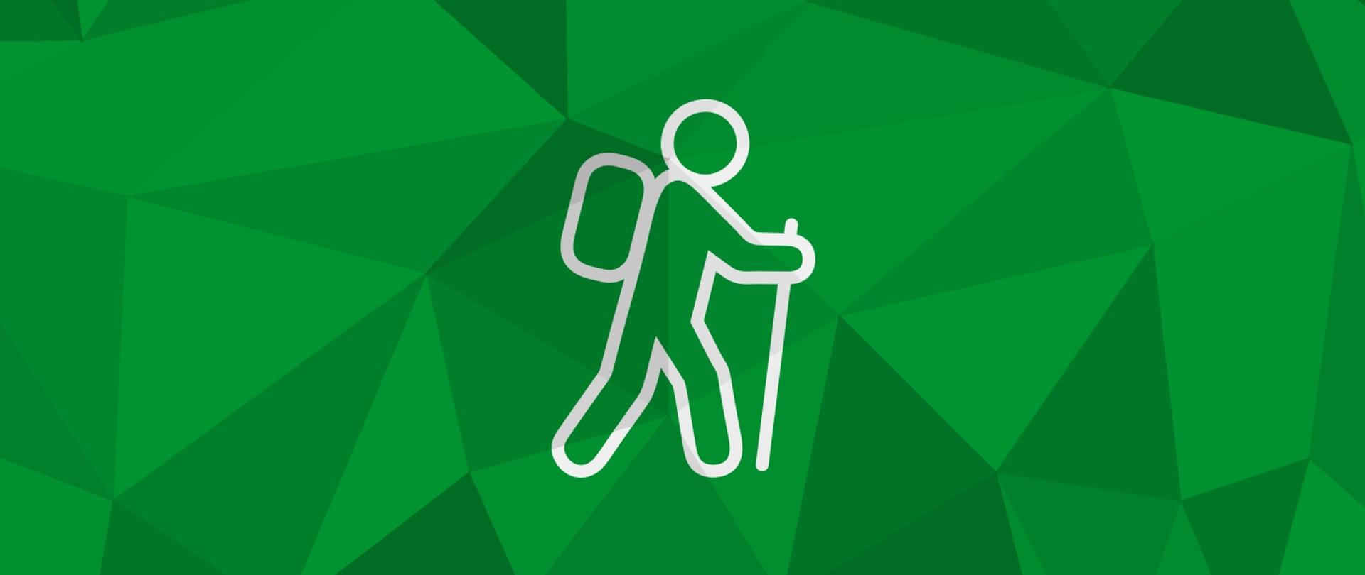 Grafika przedstawia białą ikonę turysty z plecakiem i laską na tle złożonym z trójkątów w odcieniach koloru zielonego.