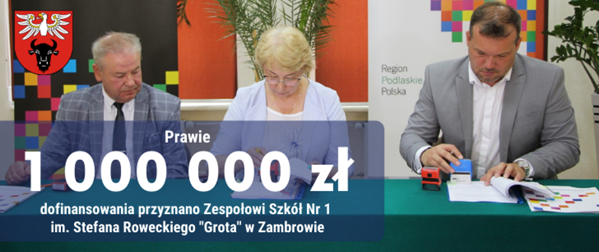 fotografia przedstawia banner ze zdjęciem oraz napisem z log powiatu