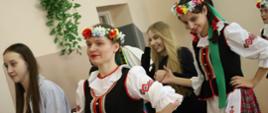 Pokaz tańców ludowych - tańczą uczniowie szkoły i ósmoklasiści