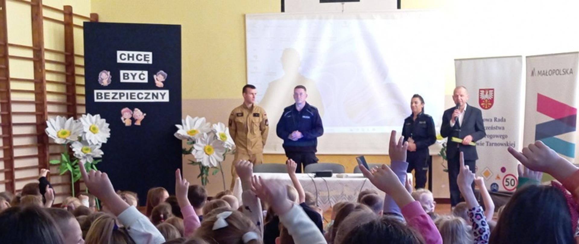 Starosta Dąbrowski wspólnie z przedstawicielami służb mundurowych rozpoczyna warsztaty edukacyjno-profilaktyczne na temat bezpieczeństwa w Szkole Podstawowej w Radgoszczy