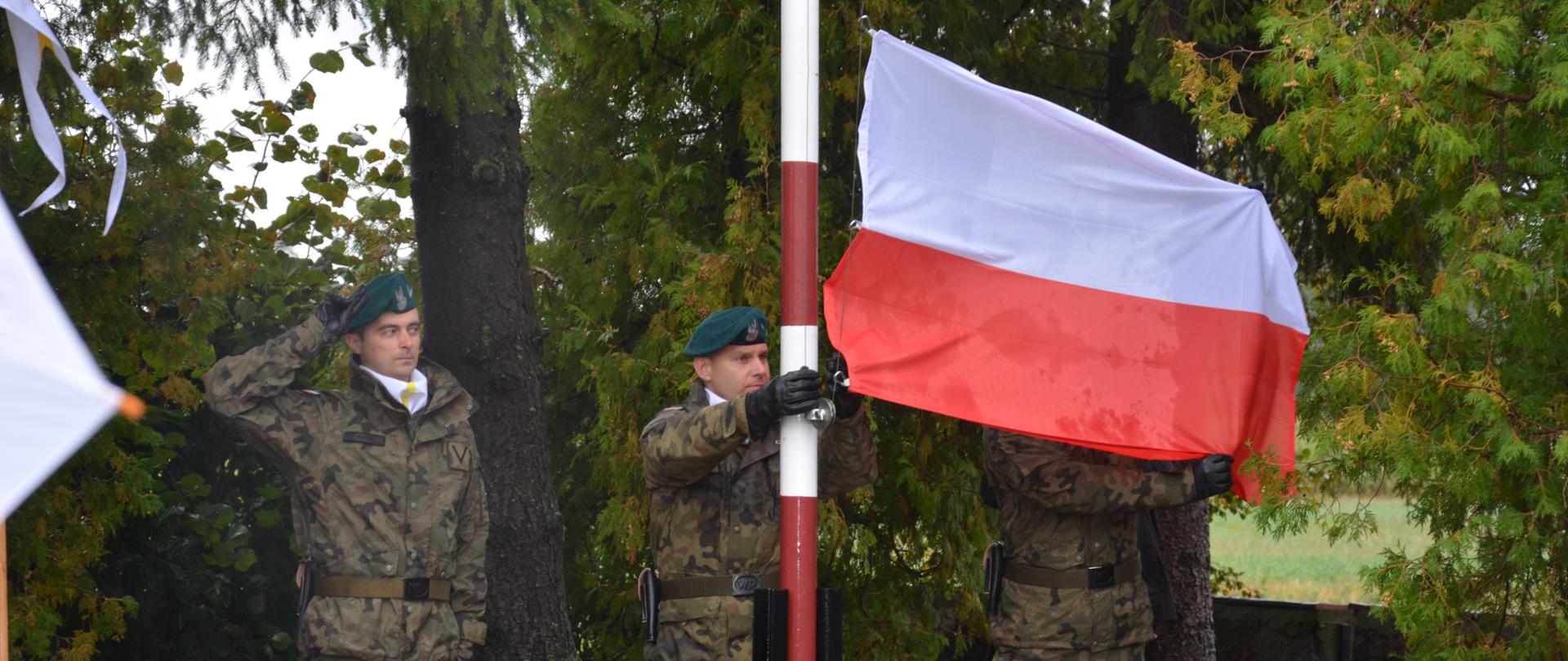 Uroczyste wciągnięcie flagi na maszt