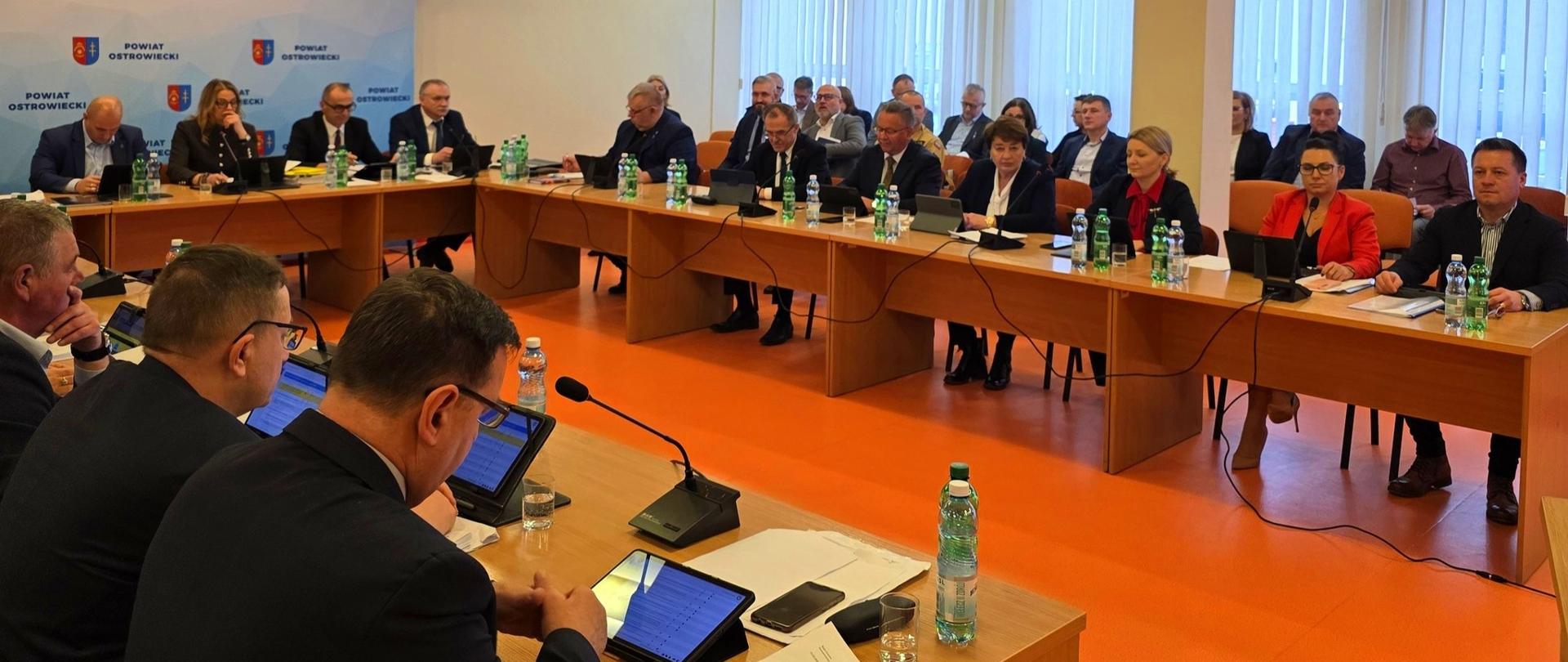 Rada Powiatu Ostrowieckiego uchwaliła budżet na 2026 rok