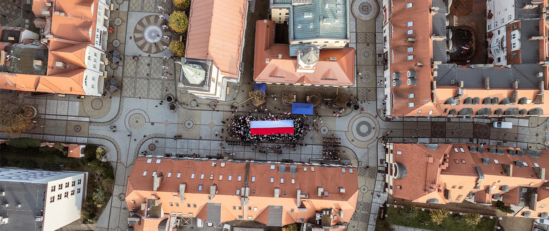 Zdjęcie uczestników wokół flagi