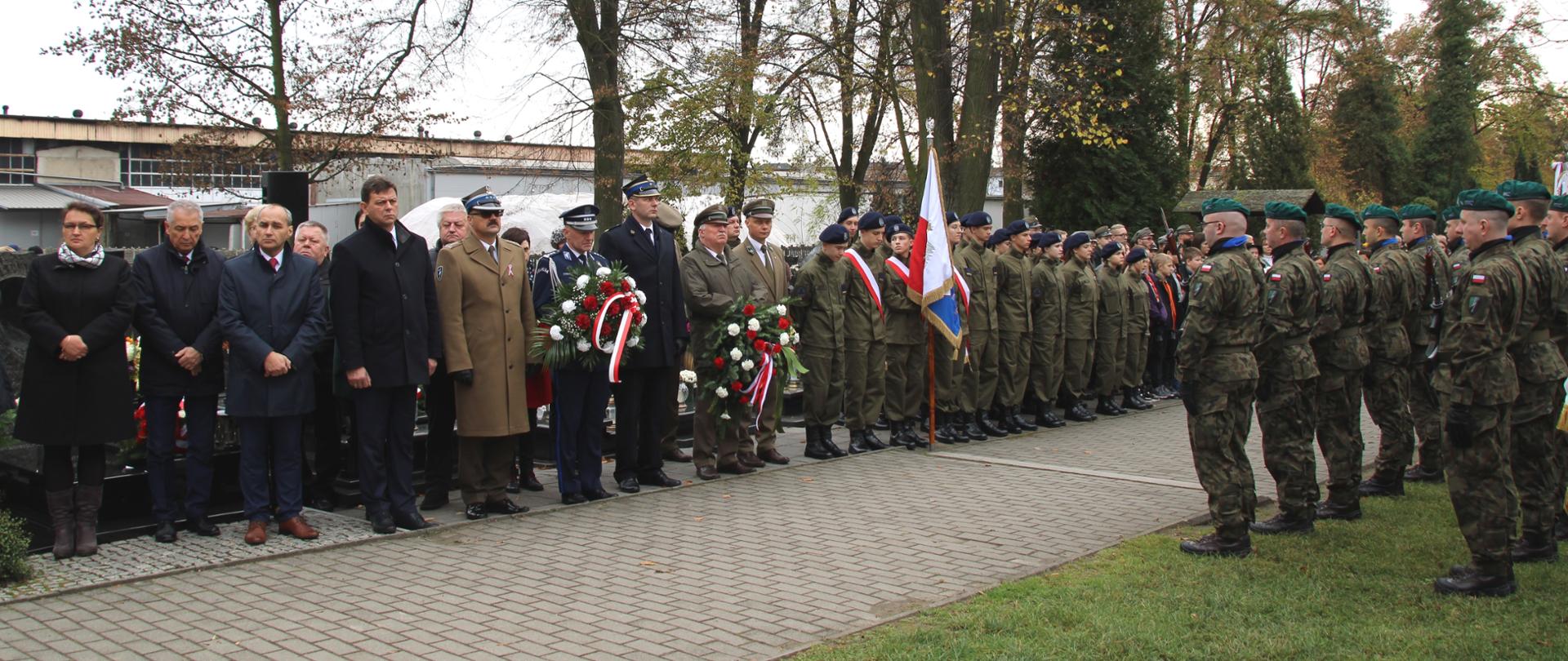 Narodowe Święto Niepodległości – uroczystość przed Pomnikiem Lotników Polskich na cmentarzu komunalnym w Oleśnie