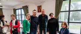 Uczestnicy wydarzenia pozują do zdjęcia