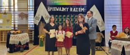 Solistki z Hajnowskiego Domu Kultury na scenie z jury -moment wręczenia dyplomów